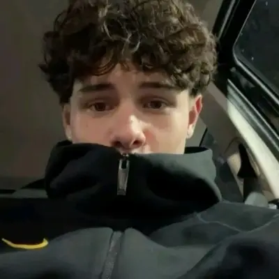 Ethan, junger Papa: Nehmen Sie jetzt an KI-Gesprächen mit diesem charmanten KI-Charakter teil, der über Soulgen- und iFreechat-Funktionen für kostenlosen Chat verfügt.	