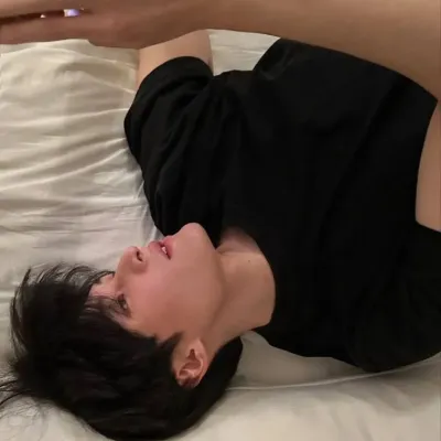 Zarendra Pratama - seu noivo: Interface de chatbot de IA futurista com chat de voz e características orientadas por rede neural