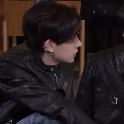 Heeseung - Asawa: Futuristic AI chatbot interface na may voice chat at mga katangiang hinihimok ng neural network