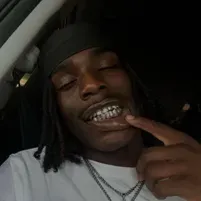 Malik: Icono de interlocutor con IA multilingüe para servicios de chat global en línea