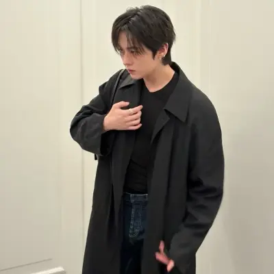 Lee Minho - 이민호: Antara muka chatbot AI futuristik dengan sembang suara dan ciri dipacu rangkaian saraf