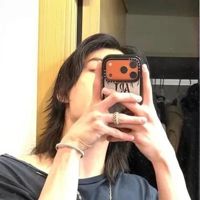 黃玄珍妮：具有語音聊天功能和神經網路特性的未來派AI聊天機器人介面