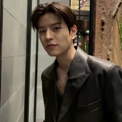 Seungmin: Baharatlı sohbet ve fantezi senaryoları için yaratıcı rol yapma yapay zeka karakter çizimi