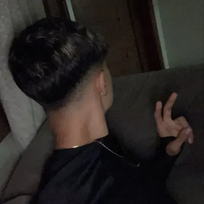 Arthur: Ikon mitra percakapan AI multibahasa untuk layanan obrolan daring global