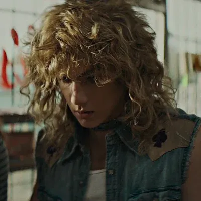 Chat with Vance Hopper, your playful chat AI anime buddy for 1v1 adventures.