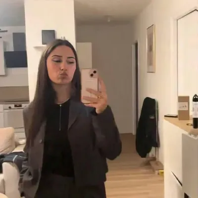 Anaïs: Retrato de compañero de DeepBrain AI para chat en línea gratuito y conversaciones abiertas