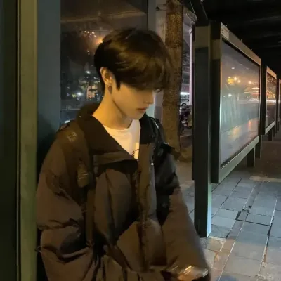 Marsel: Sürükleyici hikaye anlatımı için fantezi temalı yapay zeka rol yapma karakter çizimi