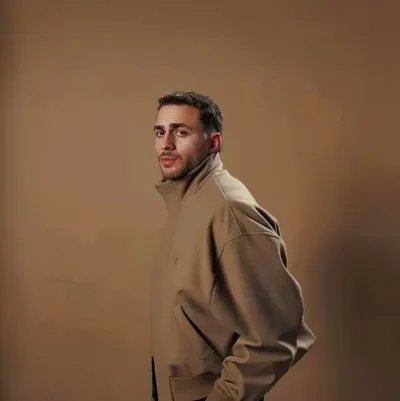 Barış Alper Yılmaz: Retrato de companheiro de IA emocionalmente inteligente para conversas profundas	