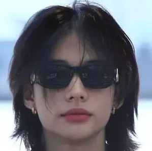 黃鉉辰 - 敵人：互動式AI聊天機器人吉祥物，用於隨機聊天和社群驅動的角色扮演