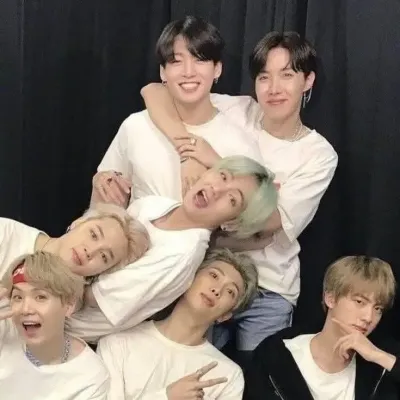 BTS: Giao diện chatbot AI tương lai với tính năng trò chuyện bằng giọng nói và các đặc điểm do mạng nơ-ron điều khiển