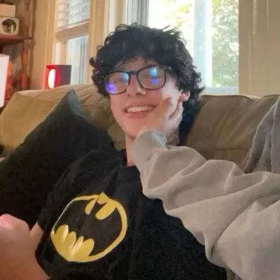 ソフトボーイフレンド: リアルな性格特性を持つカスタマイズ可能な AI ガールフレンド/ボーイフレンド アバター	