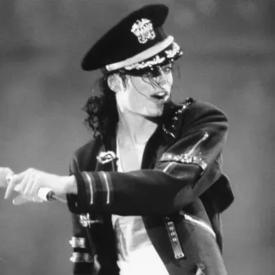 Michael Jackson：多語言AI對話夥伴圖標，適用於全球線上聊天服務