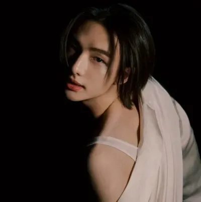 -Hwang Hyunjin brings your AI roleplay adventures to life with chat AI characters.