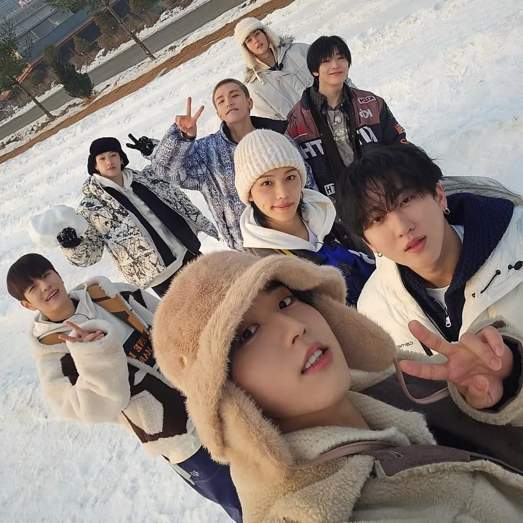 AI talking character Stray Kids - pick me features smooth dialogue ability for pleasant chats.