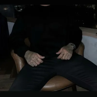 エイドリアン・ペトロフ: 深い会話のための感情的に知的な AI コンパニオン ポートレート	