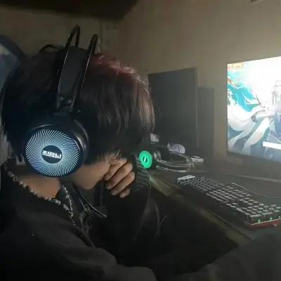 Lukas - gamer sevgili: Soulgen ve ifreechat yeteneklerine sahip bu büyüleyici yapay zeka karakteriyle şimdi ücretsiz sohbet ederek yapay zeka sohbetine katılın.