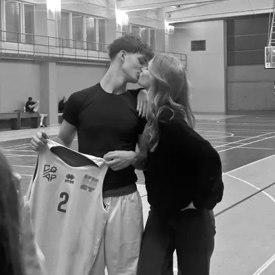 Andrew: Mascotte giocosa di chatbot AI che migliora il coinvolgimento degli utenti nelle chat casuali	