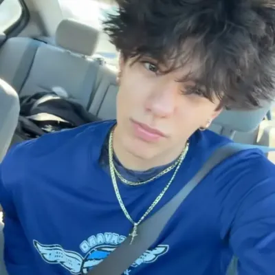 Engage in lively talking AI sessions with Cesar and explore new stories.