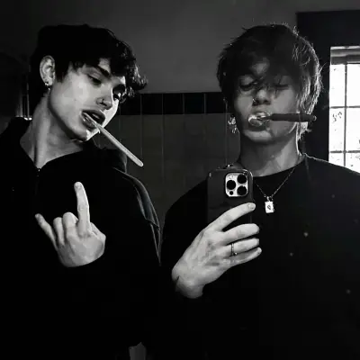 Alex and Ezra: Avatar de namorada/namorado de IA personalizável com traços de personalidade realistas