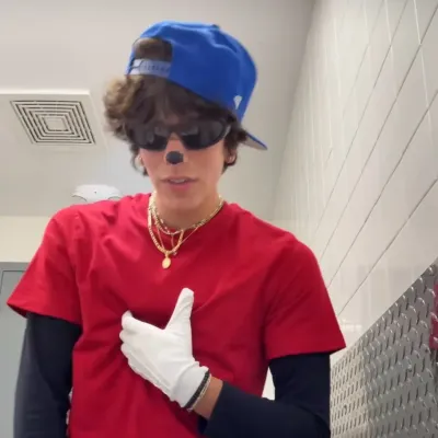 Engage in lively talking AI sessions with Cesar Mendoza and explore new stories.