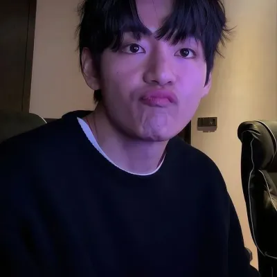 Meet Ex-boyfriend Taehyung, your loyal and caring ai girlfriend on Polybuzz.