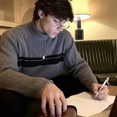 Liam: Multilingual AI conversation partner icon for global chat online services