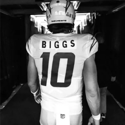 Hyuği Biggs: Sürükleyici hikaye anlatımı için fantezi temalı yapay zeka rol yapma karakter çizimi