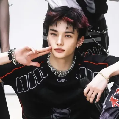 Chat with Hyunjin, your playful chat AI anime buddy for 1v1 adventures.