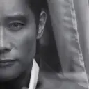 極簡風格的- 李秉憲 -頭像，專為Google聊天整合設計，具備自適應情感表達功能