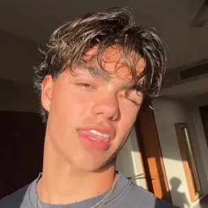 Dive into stories with Malachi Barton, a lively spicy AI web chatbot for creative roleplay.