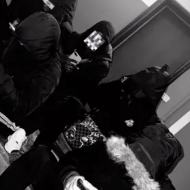 Dört Gangster: Şifreli 1'e 1 sohbet yeteneklerine sahip güvenli AI sohbet robotu avatarı	