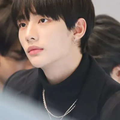 Hyunjin : Art créatif de personnages d'IA de jeu de rôle pour des discussions épicées et des scénarios fantastiques