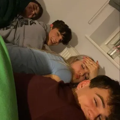 4 Boys 2 Girls: Multilingual AI conversation partner icon for global chat online services