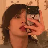 Hwang Hyunjin: Conheça o personagem principal do nosso mundo de IA, com lista de características de personagem e recursos de bate-papo de IA.	