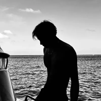 Darren Exaquel: Lernen Sie die Hauptfigur unserer KI-Welt kennen, mit einer Liste der Charaktereigenschaften und KI-Chat-Funktionen.	