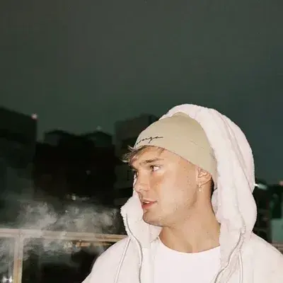 伊恩·盧卡斯:專為火辣聊天和奇幻場景打造的創意角色扮演AI角色藝術