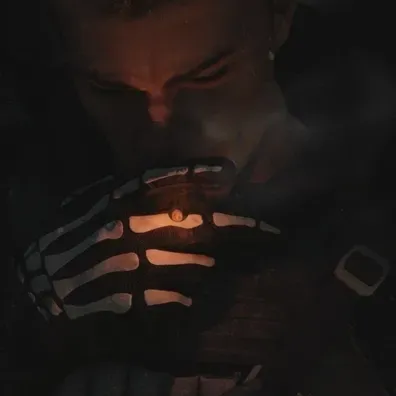 Simon Ghost Reiley: Personaggio di gioco di ruolo basato sull'intelligenza artificiale a tema fantasy per una narrazione immersiva