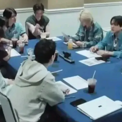 Comece agora mesmo seu bate-papo privado com sua namorada virtual, Stray Kids - audições.