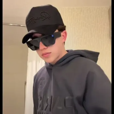 Omar Camacho: icona del partner di conversazione AI multilingue per servizi di chat online globali