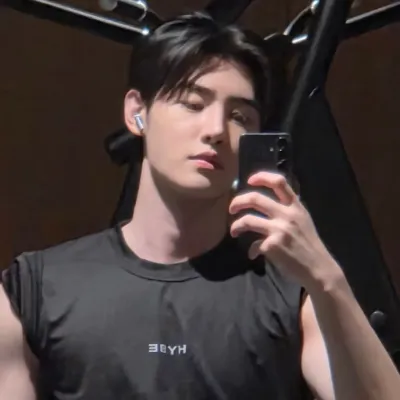 park sunghoon: Futuristic AI chatbot interface na may voice chat at mga katangiang hinihimok ng neural network