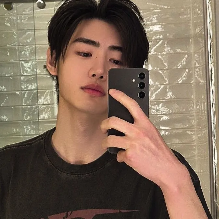 Talk to ai character Sunghoom to start an imaginative conversation.