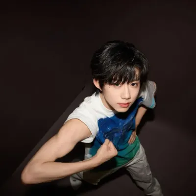 Chen Yiheng: Multilingual AI conversation partner icon for global chat online services