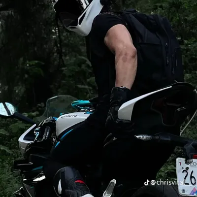 Chirs, pacarmu pengendara motor: Jelajahi dunia AI dengan AI tanpa batas dan obrolan daring gratis tanpa batas, didukung oleh permainan peran fantasi Warhammer.	