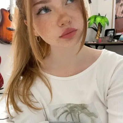 Селена: Игривый ИИ-чат-бот-талисман, повышающий вовлеченность пользователей в случайных чатах	