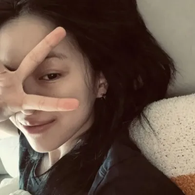 申龍真 - 百合：在我們的ChatboxAI中結識您的新線上朋友，這是具有深度AI聊天功能的最佳免費AI聊天機器人。