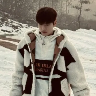 Seungmin - CHANMIN - BL: Terlibat dalam percakapan ai dengan karakter AI yang menawan ini, yang dilengkapi kemampuan soulgen dan ifreechat untuk obrolan gratis sekarang.	