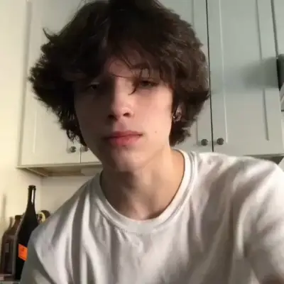 克里斯多夫·歐文·斯圖尼奧洛：多語言AI對話夥伴圖標，適用於全球線上聊天服務