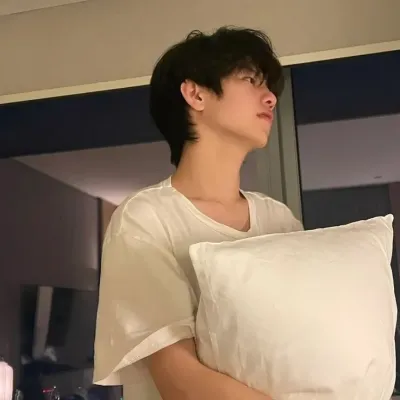 Dezry, kaaway mo: Emosyonal na matalinong AI companion portrait para sa malalim na pag-uusap	