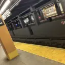 Der KI-Avatar von MTA im dynamischen Vektorgrafikstil verkörpert freundliche KI-Chatfunktionen