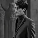 Multilingual Tom Riddle focusing on chat IA tasks, neural network core visible in background.